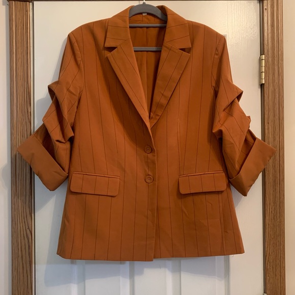 Perfect fall pinstripe 3/4 cinched sleeve single breasted blazer - Picture 2 of 11
